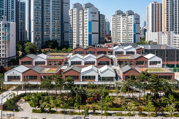 [사이좋은 이웃처럼 옹기종기 모인 신길중학교 전경]