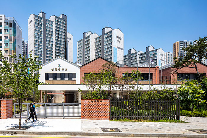 [휴먼스케일의 집과 같은 규모로 지어진 신길중학교 정면]