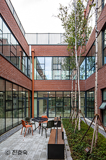 [복도에서 출입할 수 있는 다양한 중정]