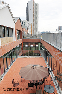 [복도에서 출입할 수 있는 다양한 중정]