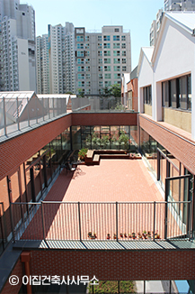 [복도에서 출입할 수 있는 다양한 중정]