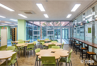 [중정으로 열려있는 내부공간]