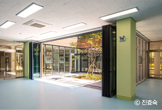[중정으로 열려있는 내부공간]