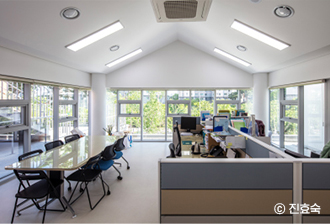 [개방적인 교사연구실 내부 전경]