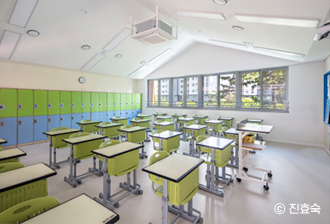 [높은 천정의 일반교실 내부 전경]