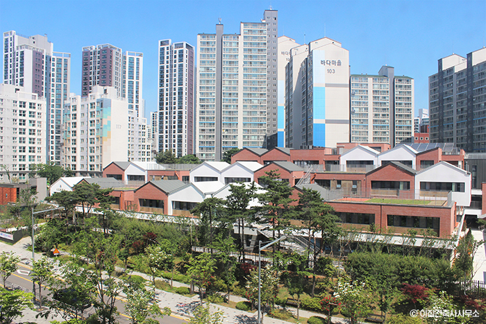 [마을처럼 보이는 신길중학교 모습]