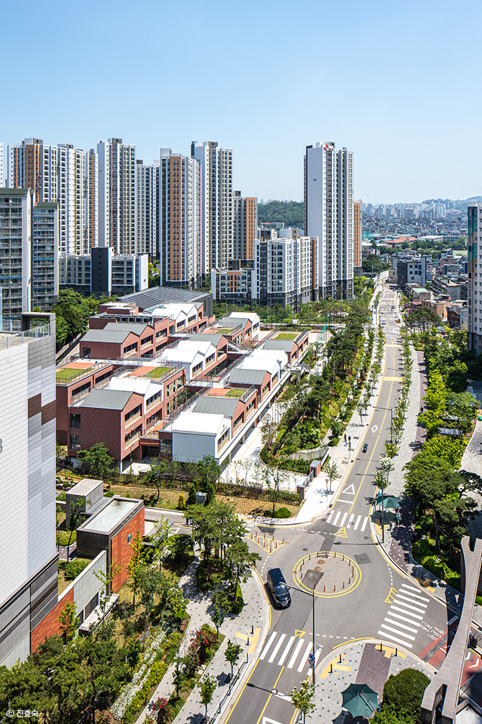 [고층아파트 속에 자리 잡은 신길중학교]