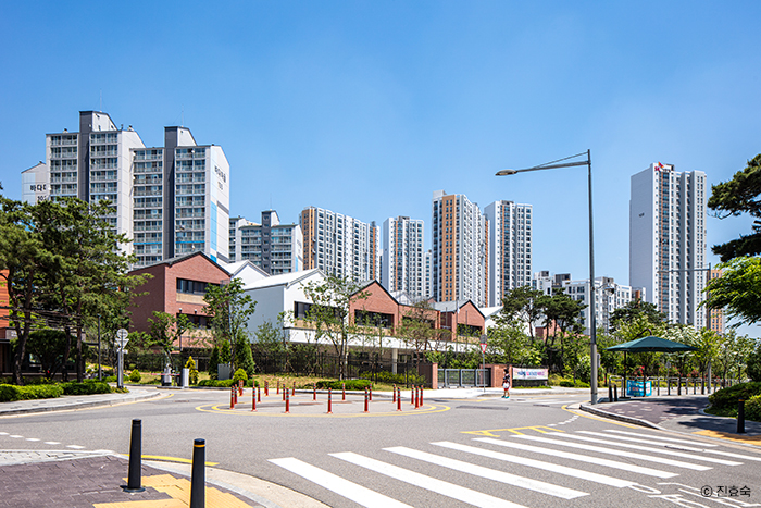 [전면도로에서 바라본 신길중학교]