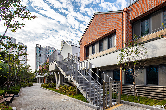 [이웃집과 같은 친근한 모습의 신길중학교]