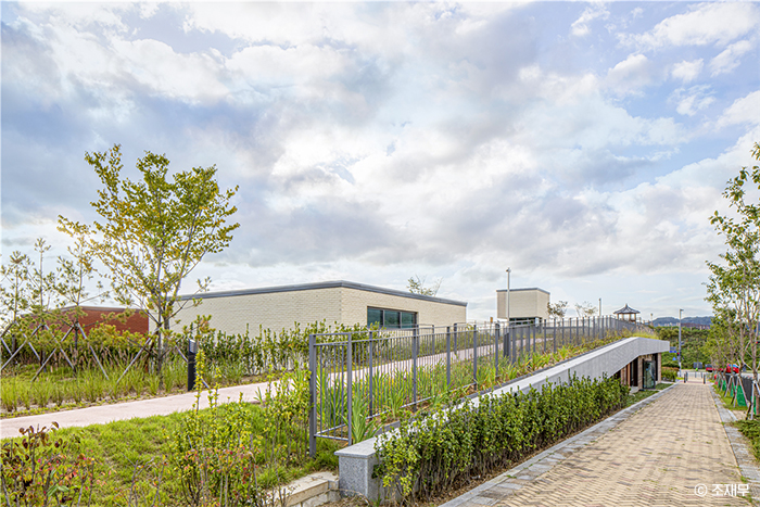 어린이집 상부로 연결된 산책길