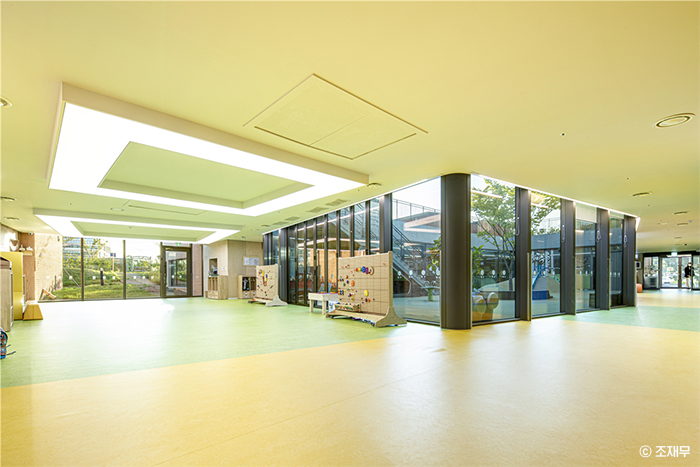 중정과 공원으로 열린 유희실